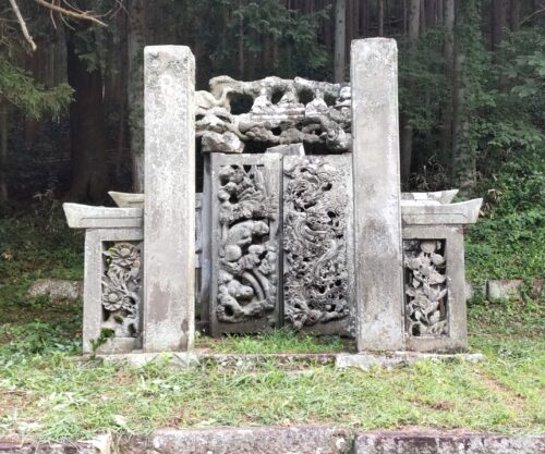 新地山羽黒神社の石柵
