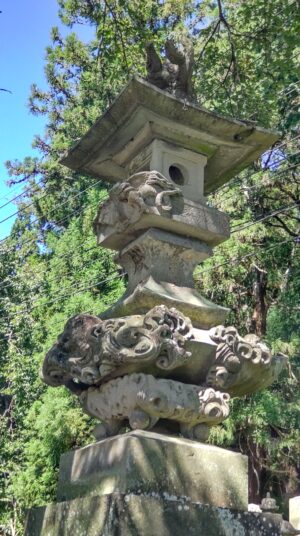 新地山羽黒神社の石燈籠